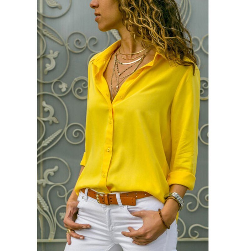 Primo piano della texture della camicia da donna a maniche lunghe, dettagli bottoni.