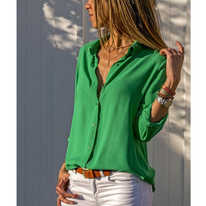 Camicia da ufficio da donna, elegante e comoda, con maniche lunghe e chiusura a bottoni.
