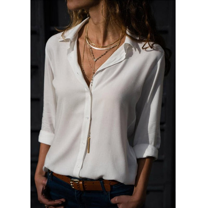 Camicia bianca da donna con bottoni, stile classico, maniche lunghe per un tocco di eleganza.