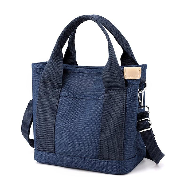 Primo piano di borsa a tracolla piccola da donna in tela multicolore, con tracolla e texture ben visibili.
