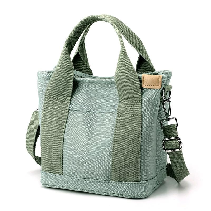 Donna con borsa a tracolla piccola in tela multicolore, accessorio di moda perfetto per ogni occasione.