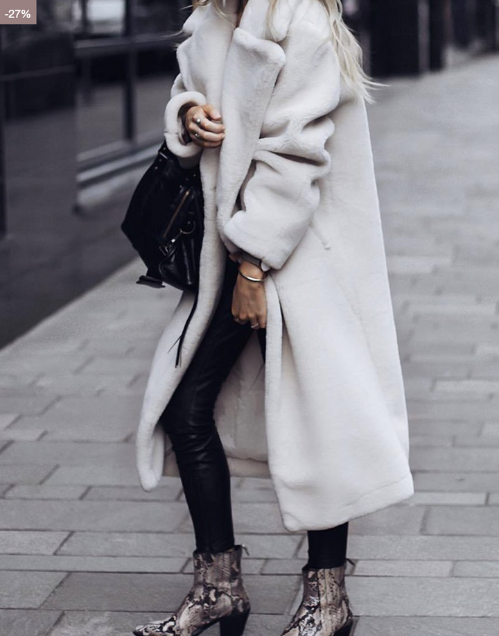 Cappotto lungo oversize invernale da donna, spesso e caldo, per uno stile casual chic in beige o marrone.