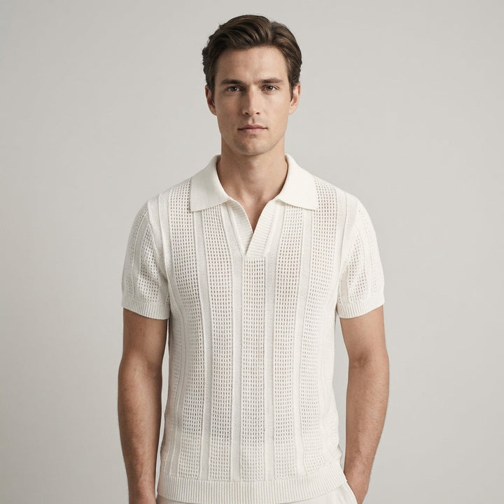 Polo uomo in maglia avorio, colletto a costine, ideale per look casual e raffinati.