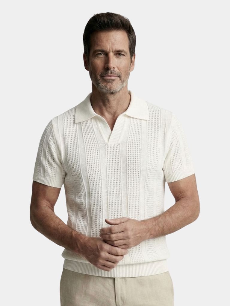 Polo in maglia avorio, stile uomo moderno, colletto a costine, look raffinato e confortevole.