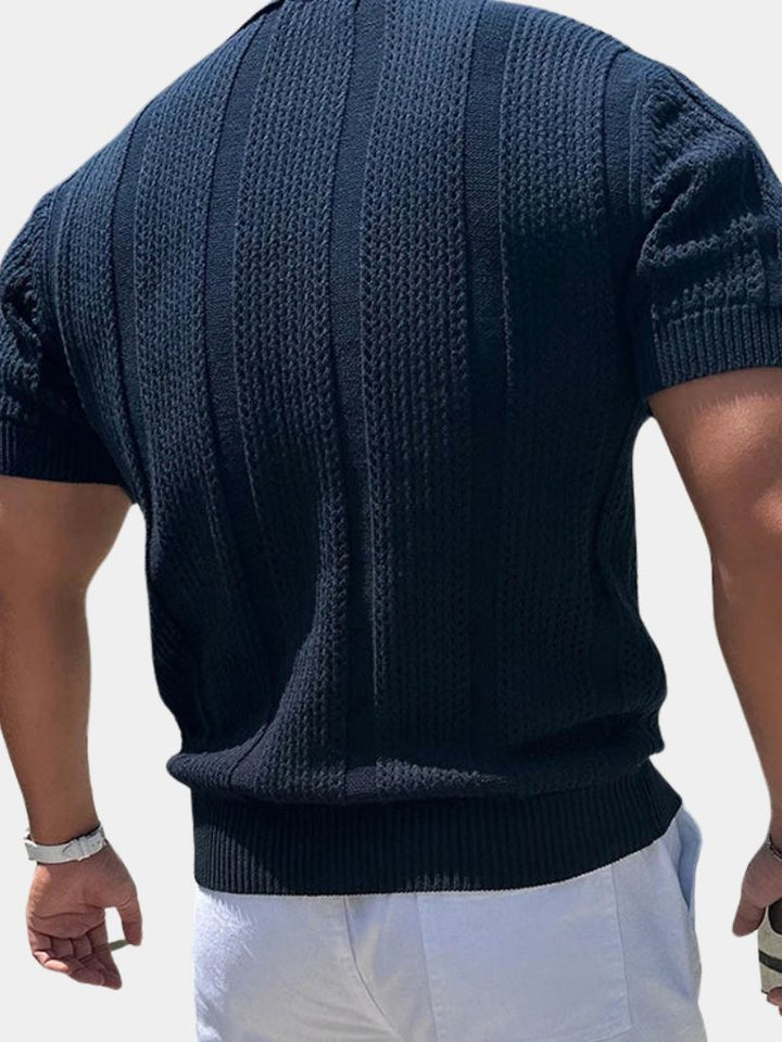 Polo in maglia avorio con colletto a costine e manica corta, stile uomo per ogni occasione.