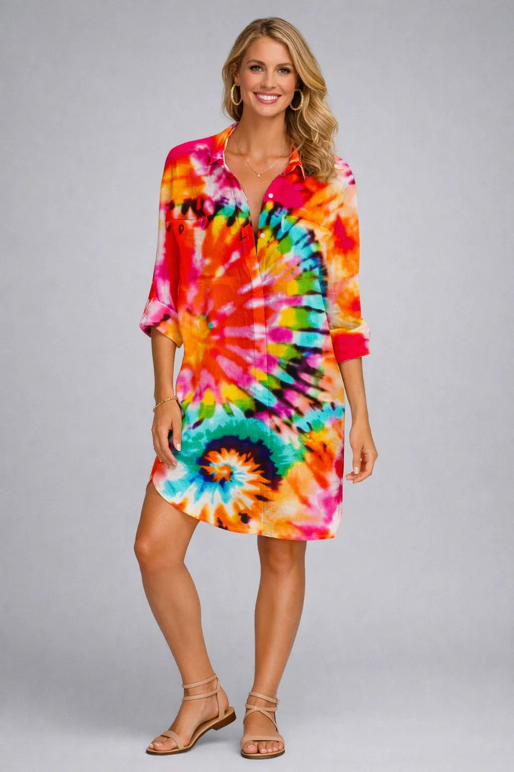 Vestito chemisier tie-dye donna per look estivo casual. Abito colorato con maniche arrotolabili, perfetto per spiaggia.