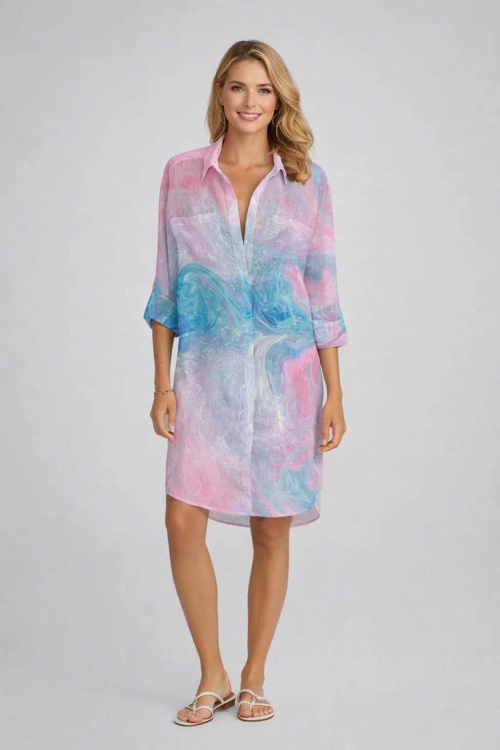 Vestito donna tie-dye chemisier. Abito estivo colorato con maniche arrotolabili, ideale per look casual da spiaggia.