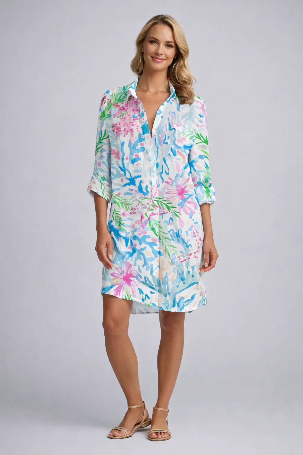 Vestito donna estivo tie-dye chemisier. Abito colorato con maniche arrotolabili, ideale per look casual e spiaggia.