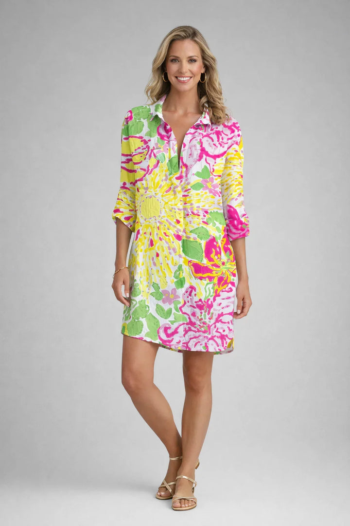 Chemisier donna estivo tie-dye colorato, perfetto per la spiaggia. Abito casual con maniche arrotolabili, moda giornaliera.