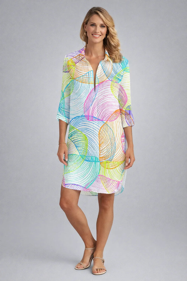 Outfit estivo: vestito donna chemisier tie-dye colorato. Abito casual con maniche arrotolabili, perfetto per spiaggia.
