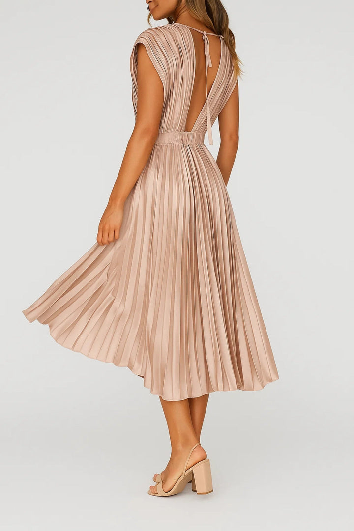 Abito midi plissettato con scollo V e maniche kimono. Vestito donna elegante, perfetto per cerimonie e look autunnale.