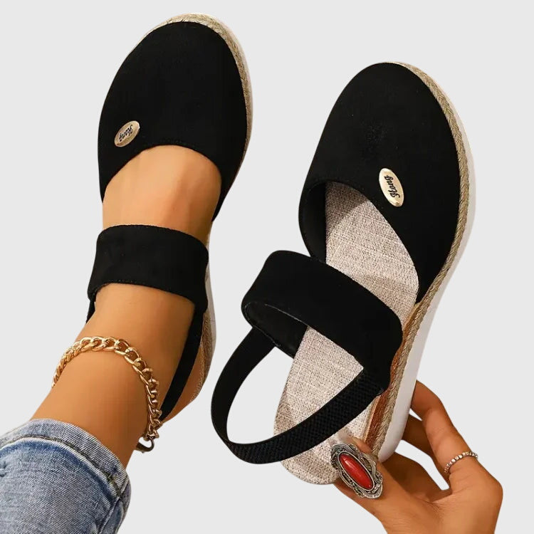 Scarpe donna estive: sandali espadrillas con zeppa e cinturino alla caviglia. Moda e comfort.