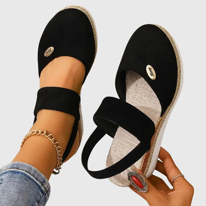 Scarpe donna estive: sandali espadrillas con zeppa e cinturino alla caviglia. Moda e comfort.