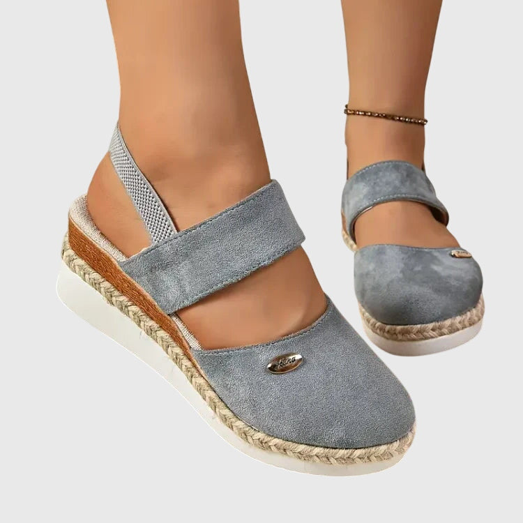 Sandali donna con zeppa alta e piattaforma, design espadrillas e cinturino regolabile alla caviglia.