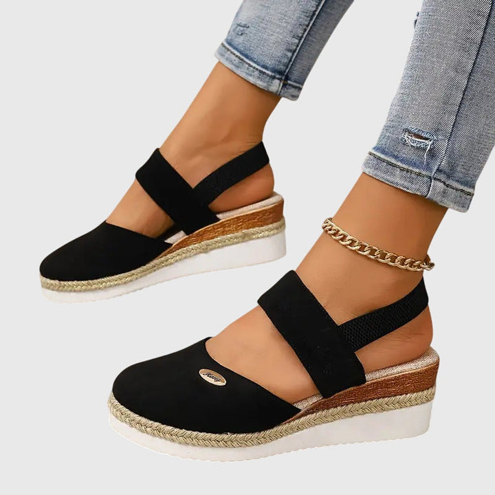 Sandali donna espadrillas con zeppa in corda naturale e cinturino alla caviglia, look estivo.