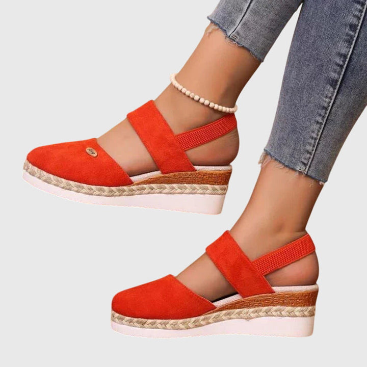 Eleganti sandali donna con zeppa espadrillas, cinturino alla caviglia, ideali per comfort casual estivo.