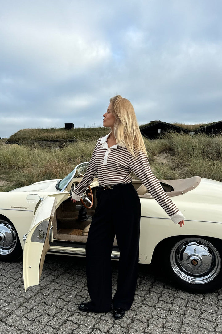 Camicia polo donna a righe marroni e chiare, maniche corte. Stile classico e versatile per ogni occasione.