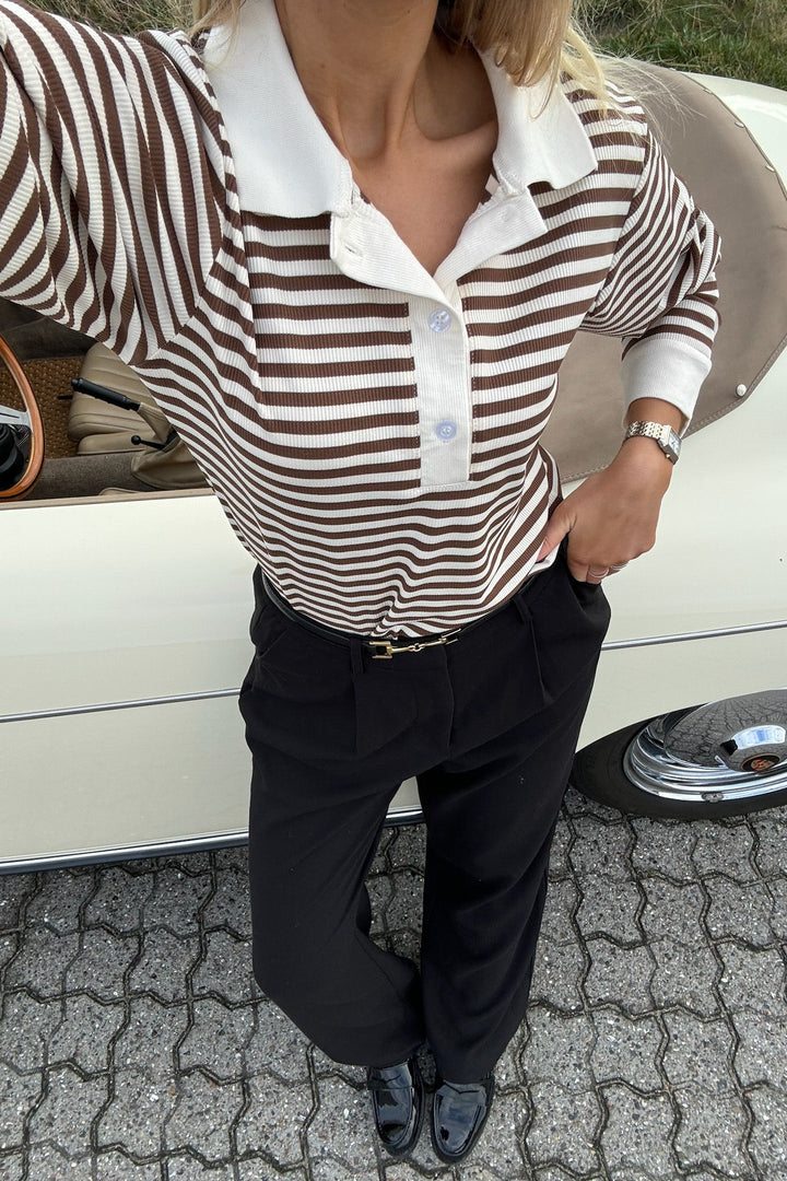 Polo donna a righe marroni, maniche corte. Eleganza casual per un outfit primaverile/estivo chic.