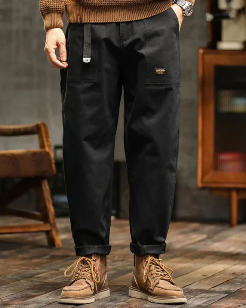 Pantaloni cargo uomo a gamba dritta, colore neutro. Stile casual e smart casual con tasche funzionali.