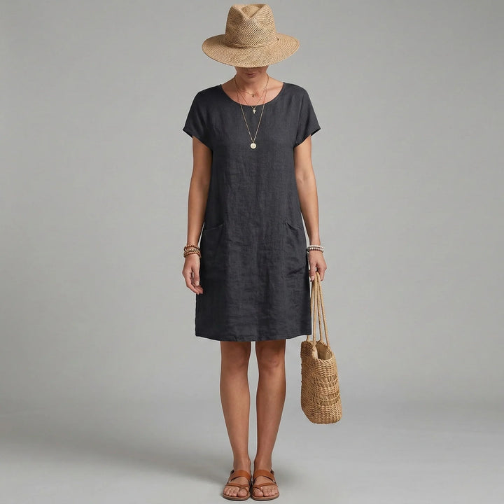 Vestito estivo casual da donna con scollo rotondo, tasche pratiche e maniche corte. Ideale per l'estate.