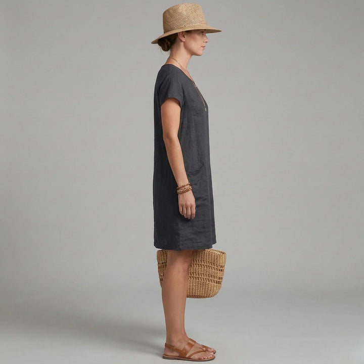 Abito estivo comodo per donna, ideale per la moda mare. Con tasche laterali e maniche corte per libertà di movimento.