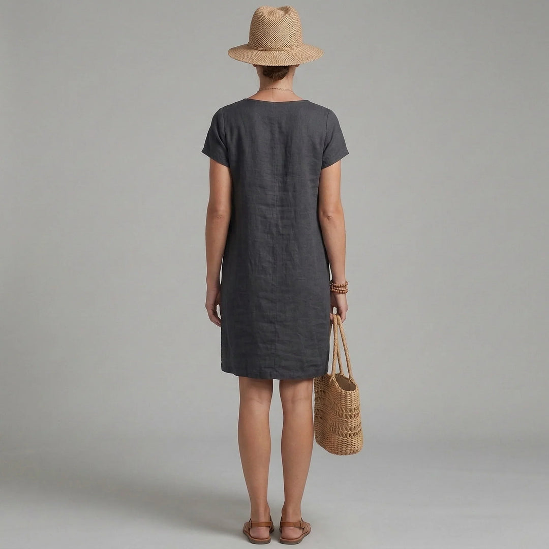 Vestito donna casual estivo, con scollo rotondo e tasche. Perfetto per un look rilassato e alla moda in estate.