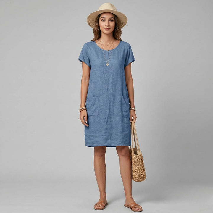 Elegante vestito estivo da donna con scollo tondo, tasche funzionali e maniche corte. Ideale per giornate calde.