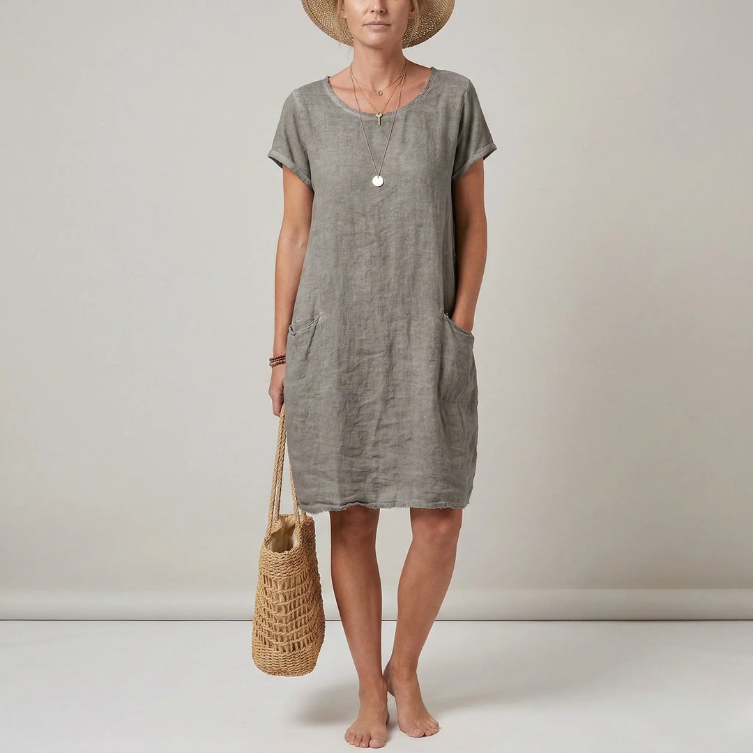 Vestito donna estivo con scollo a girocollo, maniche corte e tasche. Perfetto per un comfort totale e libertà di movimento.