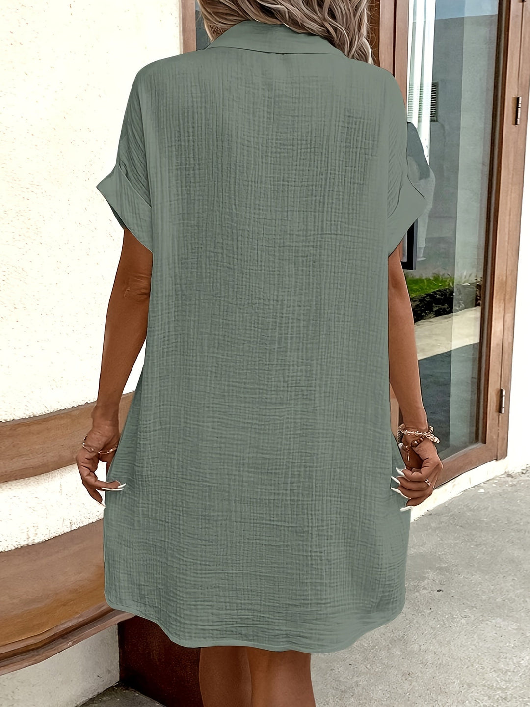 Abito midi donna, stile camicia, con colletto, bottoni e maniche corte, casual.