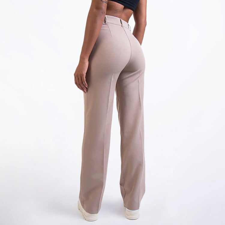 Pantaloni donna eleganti per ufficio. Vita alta e gamba dritta, un classico della moda versatile.