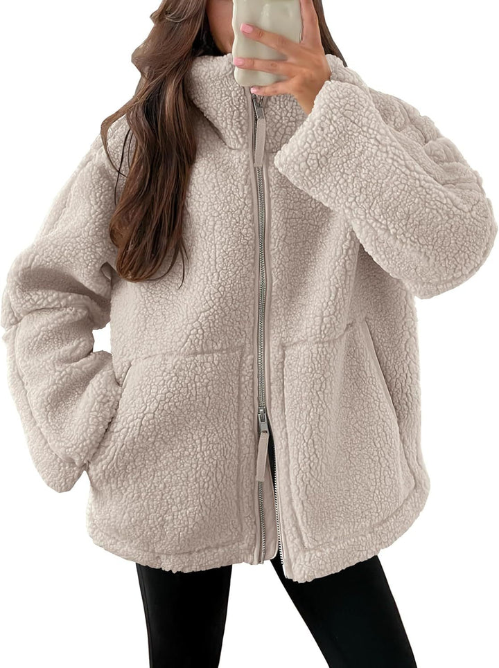 Giacca moderna da donna in pile, versatile. Capospalla con zip per autunno e inverno, massimo comfort.