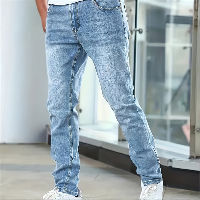 Jeans uomo elasticizzati skinny con zip frontale, offrono un look slim fit e comfort duraturo.