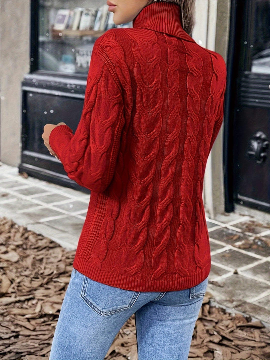 Maglia donna calda con fantasia a trecce e collo alto. Stile moda per le giornate fredde.