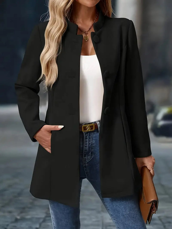 Cappotto elegante cammello, collo alto, bottoni. Cappotto invernale midi, moda donna.