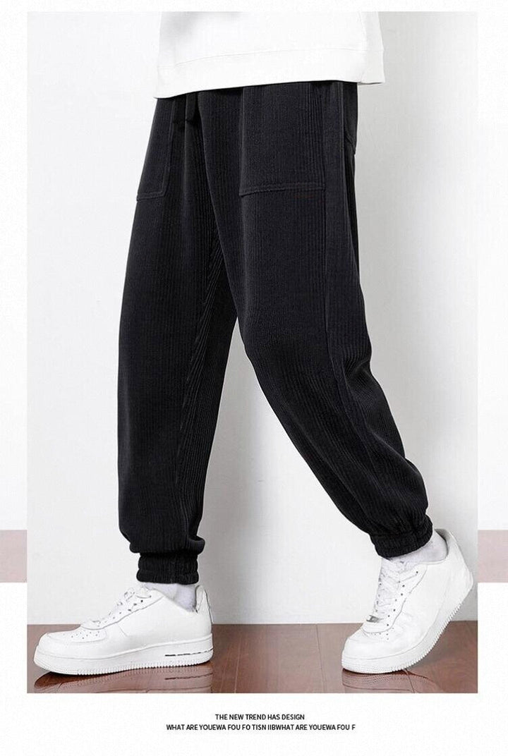 Sartoria moderna: pantaloni uomo slim fit a coste, gamba dritta, tessuto antipiega, comfort assicurato.
