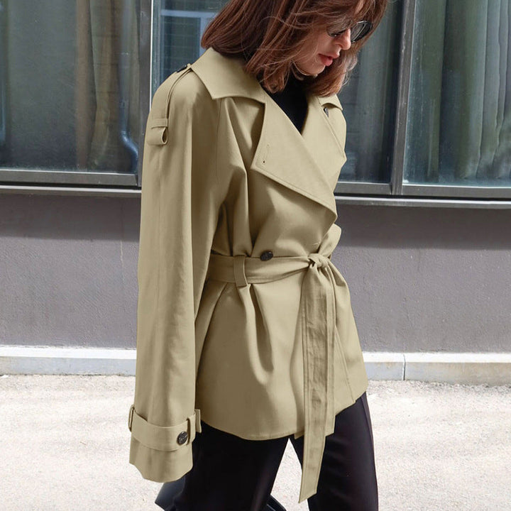 Trench classico donna con cintura regolabile, stile chic per abbigliamento femminile elegante autunno/primavera.