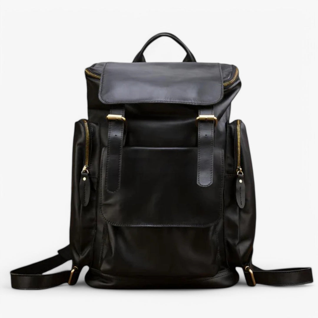 Zaino uomo nero elegante con patta, ideale per lavoro, viaggi o uso quotidiano versatile.