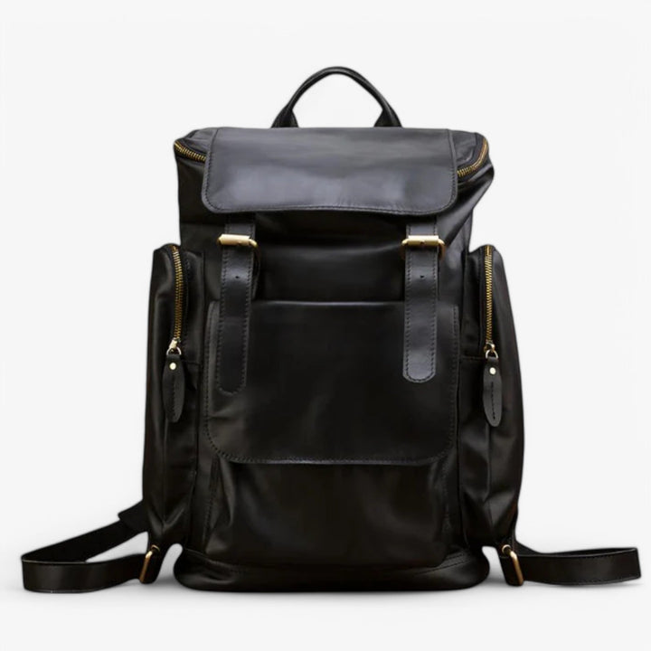 Zaino uomo nero elegante con patta, ideale per lavoro, viaggi o uso quotidiano versatile.