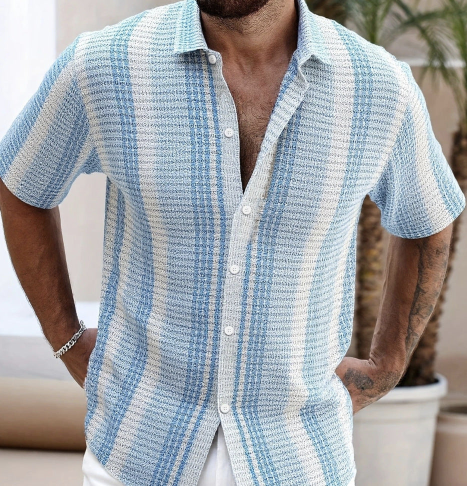 Camicia uomo estiva floreale slim fit a maniche corte, ideale per spiaggia e look casual. Trama blu chiaro alla moda.