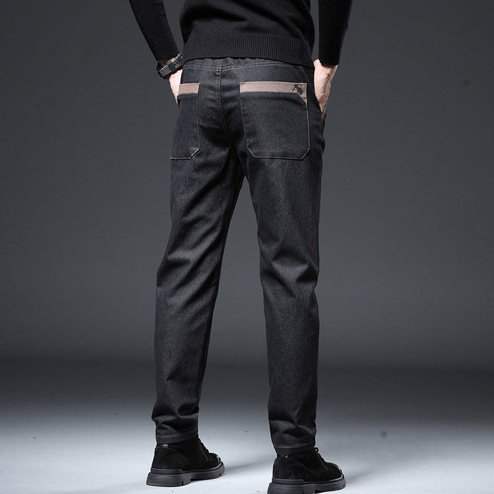 Pantaloni casual chic uomo slim fit elasticizzati, vita alta, con ricamo unico. Comfort e stile per ogni outfit quotidiano.