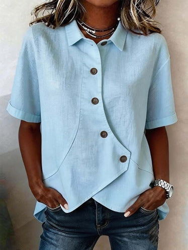 Look casual elegante con questa camicetta da donna a maniche corte e bottoni asimmetrici.