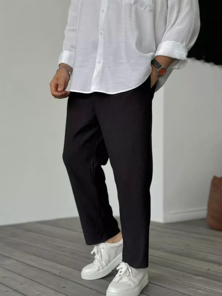 Pantaloni smart da uomo per un look sofisticato e formale, unendo eleganza e vestibilità comoda e rilassata.