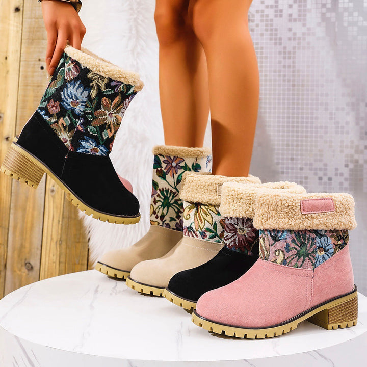 Stivali donna invernali con ricamo floreale visibile sulla tomaia. Tacco quadrato garantisce stabilità e moda a mezza gamba.