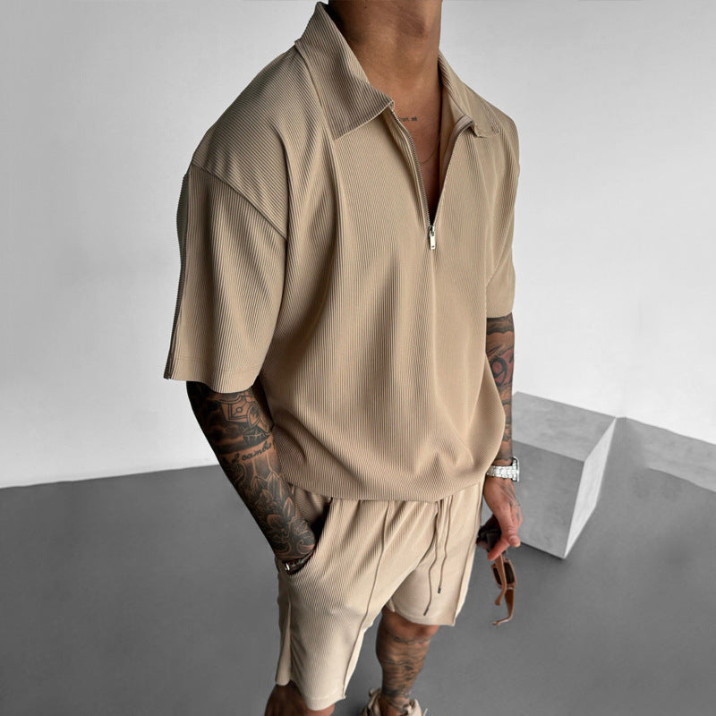 Set coordinato uomo estivo con polo a maniche corte con cerniera e comodi pantaloncini sportivi.