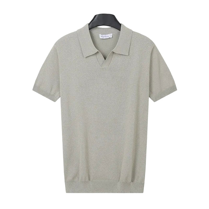 Primo piano di una polo uomo slim a maniche corte, dettagli del collo e bottoni, per un look estivo elegante.