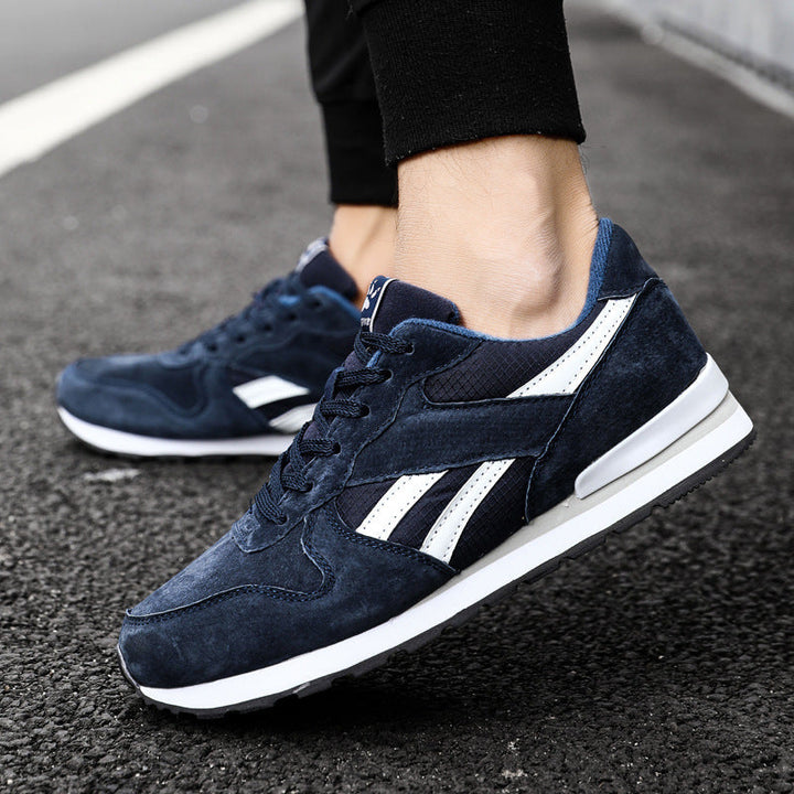 Scarpe da corsa uomo leggere e resistenti, offrono aderenza e traspirabilità per ogni allenamento outdoor.