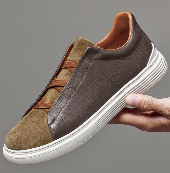 Scarpe casual da uomo con lacci blu scuro, offrono comfort e un look versatile e moderno.
