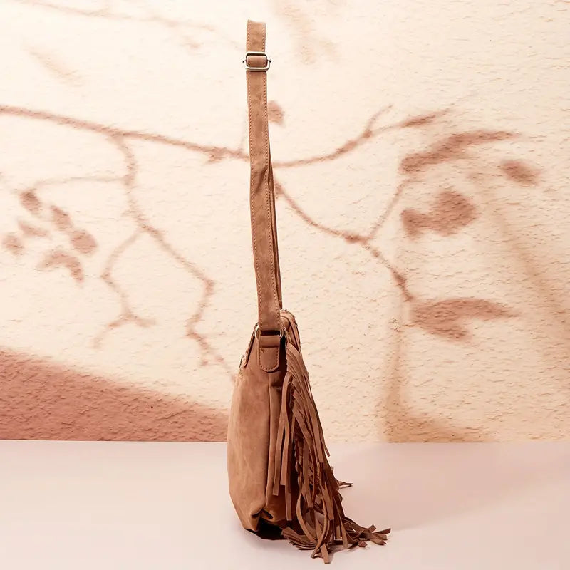 Borsa a tracolla donna versatile per stile quotidiano. Design elegante e pratico con nappina.