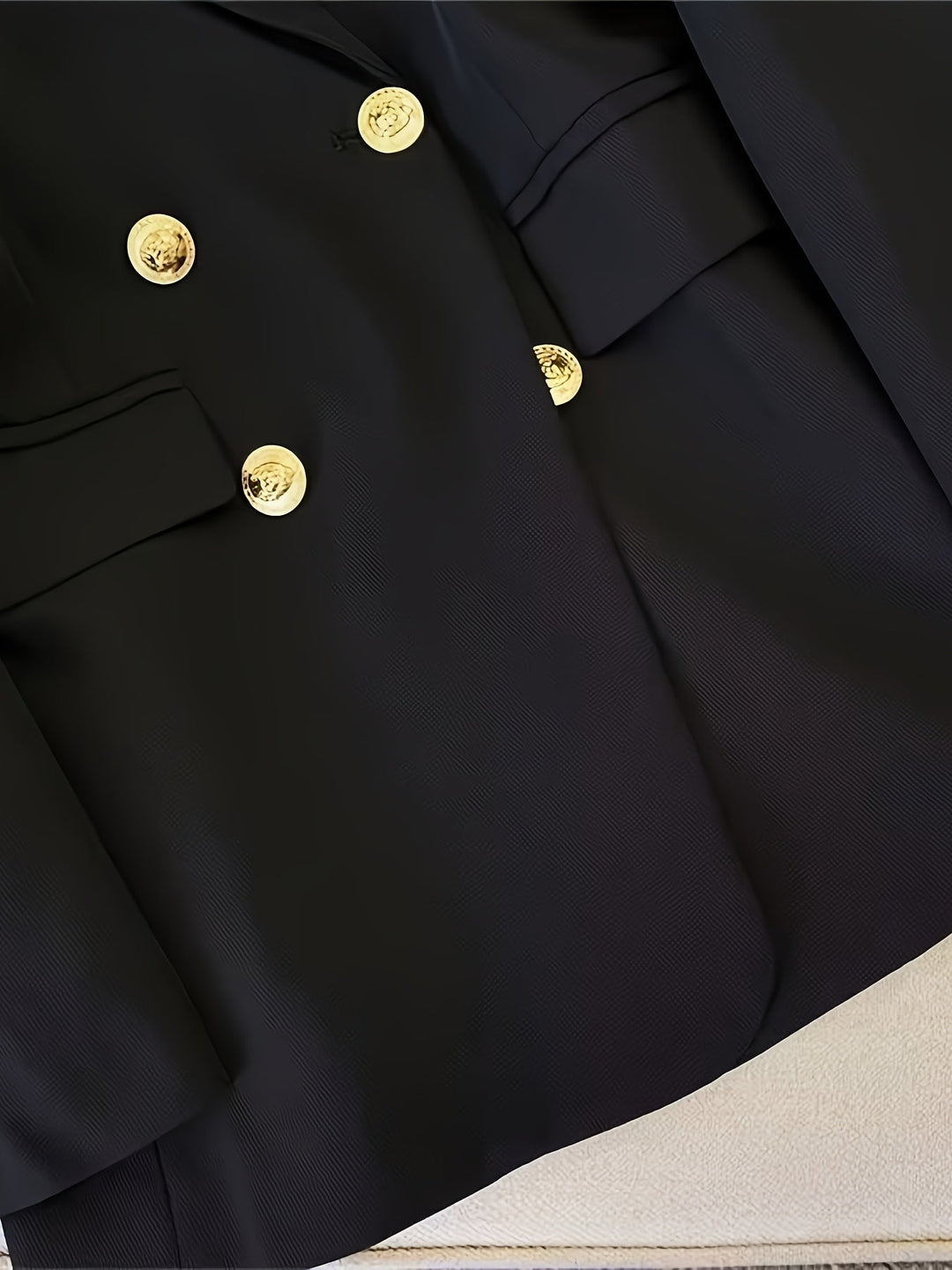 Moda donna: giacca blazer slim fit con bottoni dorati, un capo versatile per ogni guardaroba.