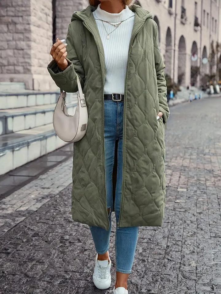 Piumino donna verde invernale, giacca imbottita e trapuntata per la moda. Calore e comfort, look alla moda.